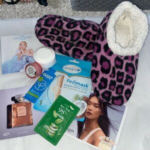 Cozy Self-Care Set – Gripper Slippers + Skincare, Shower & Beauty Essentials